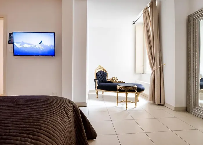 Travel Homes - The Ancienne Poste, Petite Venise